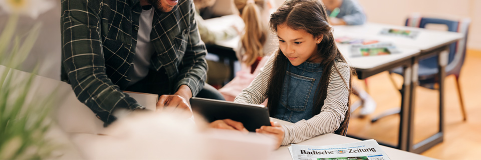 Kinder mit Tablet und Zeitung